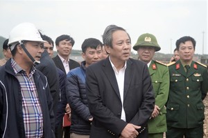 Sự xuất hiện của Bí thư Tỉnh ủy Quảng Bình (đứng giữa) ở Nhiệt điện Quảng Trạch cho thấy, tinh này đang muốn đẩy nhanh tiến độ dự án.