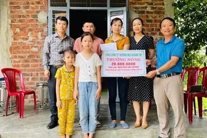 Đại diện lãnh đạo Tổng Công ty Thương mại Quảng Trị đã đến tận nhà thăm hỏi, biểu dương và khen thưởng chị Tuyên.
