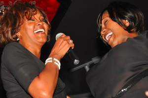 Whitney Houston (trái) lần cuối biểu diễn trước công chúng tối 9/2/2012 cùng bạn thân Kelly Price tại Hollywood. Ảnh: Splash