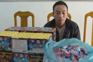 Đối tượng Cao Như Huỳnh cùng tang vật là pháo lậu. Ảnh: CAQB