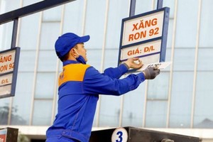 Sau điều chỉnh, xăng E5RON92 giảm 2.290 đồng/lít từ 15h ngày 15/3. Ảnh: VGP
