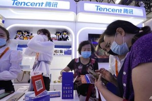 Khách hàng tại gian hàng Tencent trong Hội chợ Thương mại Dịch vụ Quốc tế Trung Quốc (CIFTIS) ở Bắc Kinh ngày 6/9/2021. Ảnh: AP