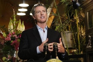 Thống đốc Gavin Newsom thảo luận về việc mở lại các doanh nghiệp trong một cuộc họp báo vào thứ Sáu tại Sacramento, California. Ảnh: NBC/AP.