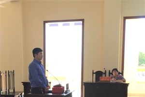 Được thu ngân nhờ thu tiền bán hàng, nam bảo vệ thừa cơ giấu túi riêng