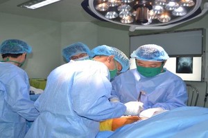 BVĐK TW Cần Thơ phẫu thuật thay khớp háng thành công cho cụ bà U90 có nhiều bệnh lý nặng