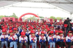 Hơn 1.000 học sinh các trường tiểu học tại Bắc Ninh tham dự buổi mít tinh. Ảnh: Đỗ Hương