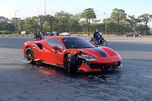 Hình ảnh chiếc siêu xe Ferrari gây tai nạn nghiêm trọng tại hiện trường. Ảnh do CA TP Hà Nội cung cấp.