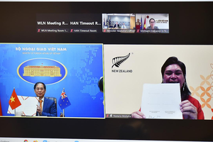 Hình ảnh tại lễ ký.