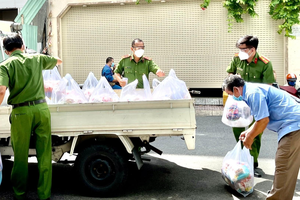 Nghĩa cử của lực lượng công an với người dân TP HCM giữa dịch bệnh