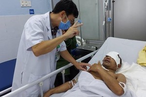 Người đàn ông bị gấu rừng tấn công đã tỉnh lại, sức khỏe dần ổn định.