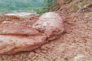 Vật liệu nổ được phát hiện trong quá trình thi công đào hạ tải khối trượt mái taluy dương nền đường.