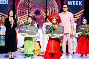 Tuần lễ Thời trang thu đông Look trình diễn quốc phục đậm văn hóa dân tộc