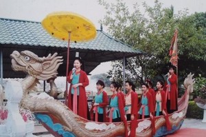 Biểu diễn hát Chèo tàu tại xã Tân Hội (ảnh tư liệu).