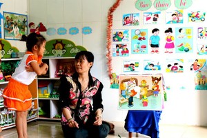 Một buổi học của cô giáo Mai Thị Thanh Loan và học trò tại điểm trường Cồn Chim