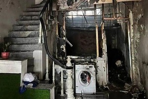 Bản tin tối 15/11: Cứu 3 người mắc kẹt trong đám cháy