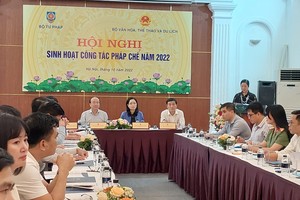 Thứ trưởng Bộ Tư pháp Phan Chí Hiếu và Thứ trưởng Bộ VHTTDL Trịnh Thị Thủy đồng chủ trì Hội nghị.