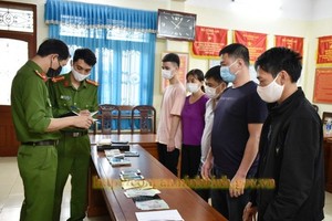 5 trong 6 đối tượng trong đường dây đánh bạc bị công an bắt giữ. Ảnh: Công an Ninh Bình