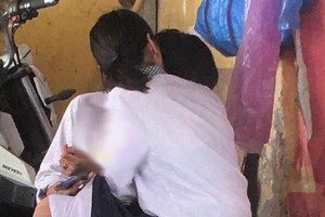 Không khó để bắt gặp hình ảnh những đôi tình nhân ôm hôn nhau trên xe bus, dưới bóng cây ven đường, thậm chí tại các điểm mua sắm, vui chơi.
