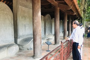 Nhiều câu chuyện thú vị ẩn sau những tấm bia đá.