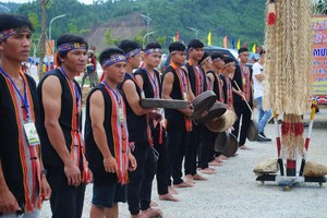 Những chàng trai Bh'noong trong bộ trang phục truyền thống chuẩn bị vào hội. (Ảnh Sơn Gia Phúc)