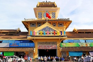 Chợ Bình Tây, ngôi chợ cổ nổi tiếng tại TP Hồ Chí Minh.