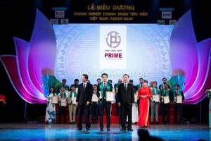 Đại diện Tập đoàn Prime vinh dự nhận giải thưởng Doanh nghiệp Tiêu biểu ASEAN 2020.