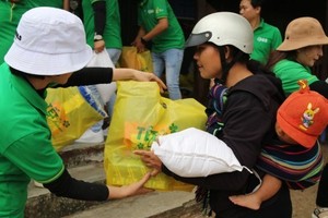 Hành trình 'Tết chạm' tặng quà cho bà con vùng xa