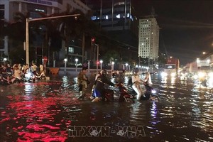 Lý giải nguyên nhân ngập diện rộng tại Hà Nội trong cơn mưa lớn đêm 13/6