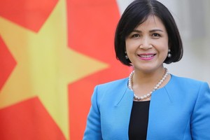 Đại sứ, TS. Lê Thị Tuyết Mai.