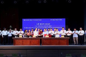 Bộ trưởng, Chủ nhiệm UBDT Hầu A Lềnh và Bộ trưởng Bộ GD&ĐT Nguyễn Kim Sơn thay mặt lãnh đạo hai cơ quan thực hiện nghi thức Kí biên bản bàn giao.
