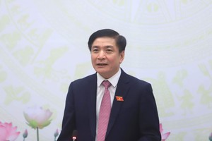 Tổng thư ký QH Bùi Văn Cường thông tin tại họp báo.