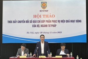 Tiến sĩ Vũ Hoài Nam, Tổng biên tập Báo Pháp luật Việt Nam phát biểu tại Hội thảo "Thúc đẩy chuyển đổi số báo chí góp phần phục vụ hiệu quả hoạt động của Bộ, ngành Tư pháp".