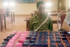 Đối tượng Thong Si cùng tang vật vụ án.(Ảnh: CACC)
