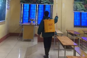 Phun thuốc khử trùng tại lớp học Trường THPT Võ Thị Sáu.