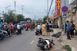 Tin giao thông đến sáng 27/10: Ô tô “điên” tông loạt xe máy; Dắt bộ xe máy trên quốc lộ, người đàn ông bị xe đông lạnh tông chết