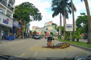 Tin giao thông đến sáng 2/7: Nam thanh niên ngã ra đường Hà Nội vì cành cau rơi trúng; Tài xế Grab vượt đèn đỏ gây tai nạn