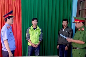 Cơ quan Công an đọc lệnh bắt tạm giam Nguyễn Xuân Anh Dũng (thứ hai từ trái sang).