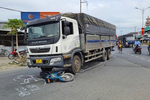 Cảnh sát giao thông dùng xe đặc chủng đưa nạn nhân bị tai nạn giao thông đi cấp cứu