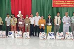 Thanh tra Sở GTVT Tiền Giang tặng quà Tết hộ nghèo ở huyện Tân Phước và thị xã Cai Lậy