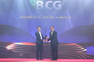 Ông Lê Thanh Tùng - Trợ lý Chiến lược Chủ tịch HĐQT Tập đoàn Bamboo Capital nhận giải Doanh nghiệp xuất sắc châu Á 2022.
