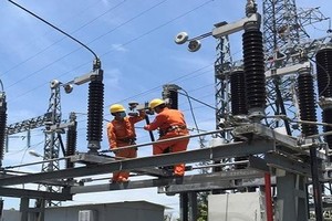 Công nhân điện lực Quảng Ngãi vệ sinh bảo dưỡng dao cách ly TBA 110kV Bình Chánh.