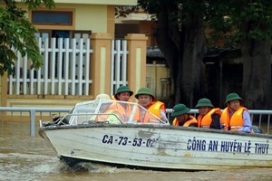 Ông Vũ Đại Thắng, Bí thư Tỉnh ủy đi kiểm tra tình hình mưa lũ tại Lệ Thủy sáng ngày 16/10.