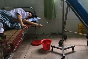 Một nhân viên y tế ở Trạm Y tế ở Đà Nẵng làm việc đến kiệt sức