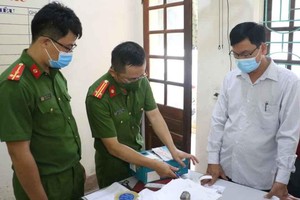 Lực lượng công an tiến hành kiểm đếm các tài liệu liên quan.