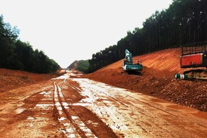 Từ đầu năm 2022 đến nay, trên công trường cao tốc Cam Lộ - La Sơn đã có hơn 100 ngày mưa.