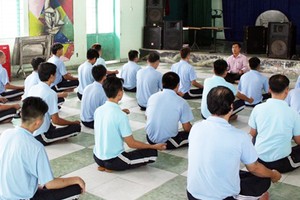 Các học viên cai nghiện ma túy tại cơ sở Nhị Xuân được hướng dẫn học Yoga.