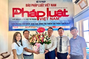 Ông Phan Thiên Định, UVTV Tỉnh uỷ, Bí thư Thành uỷ, Chủ tịch HĐND TP. Huế chúc mừng Văn phòng đại diện khu vực Bình Trị Thiên nhân ngày 21/6.