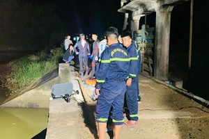 Lực lượng Phòng Cảnh sát PCCC-CNCH Công an tỉnh Quảng Trị có mặt tại hiện trường trục vớt xe máy của ông D.