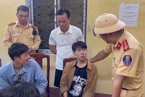 Lực lượng Công an lấy lời khai Võ Văn Đại.