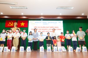 Đại diện Unilever trao quà cho trẻ em khó khăn tại Q7, TP Hồ Chí Minh